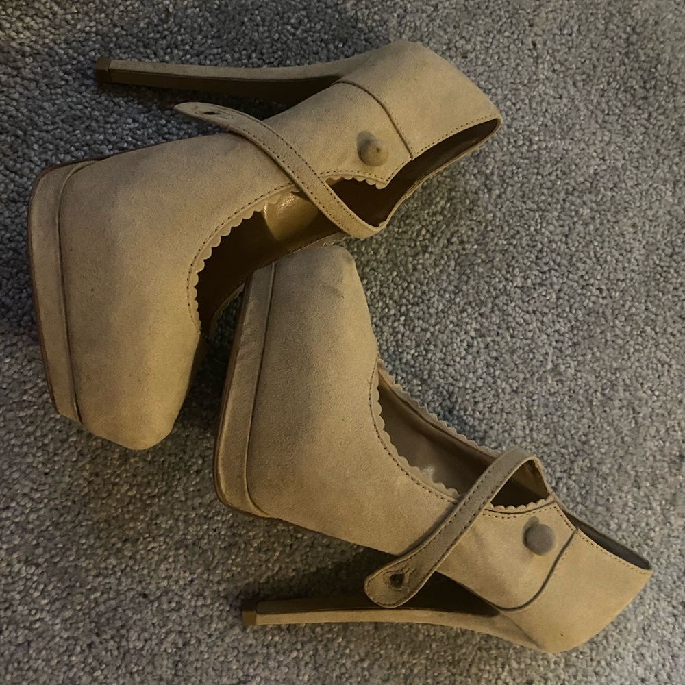 Ladies Mary Jane heels 6.5